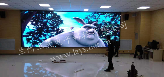 1577340783835776.jpg 新區(qū)室內(nèi)P3全彩調(diào)試完工.jpg